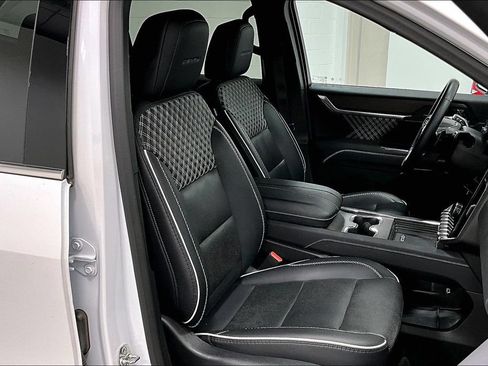 Used 2025 GMC Acadia Denali FWD image 9
