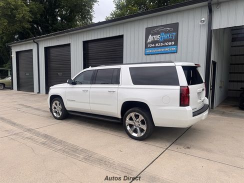 Used 2019 Chevrolet Suburban LT w/ Luxury Package RWD image 5
