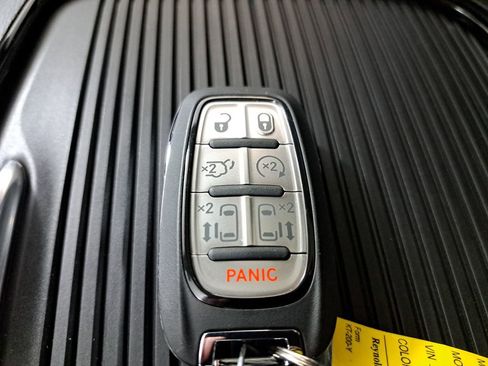 New 2026 Chrysler Pacifica Limited image 28