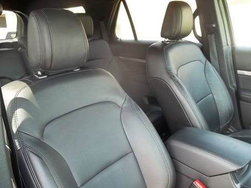 Used 2018 Ford Explorer XLT w/ Equipment Group 202A image 10