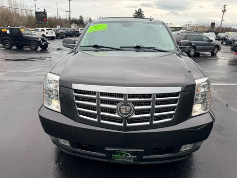 Used 2011 Cadillac Escalade Premium image 2