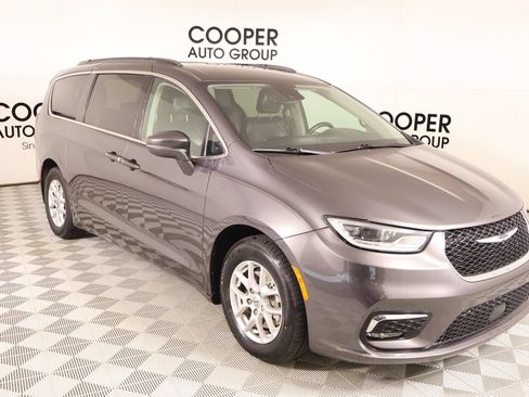 Used 2022 Chrysler Pacifica Touring-L FWD image 1