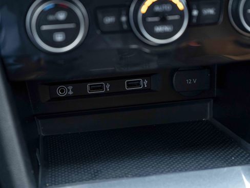 Used 2018 Volkswagen Tiguan SE image 33