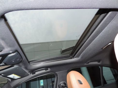 Used 2022 BMW 330i Sedan w/ Premium Package image 11