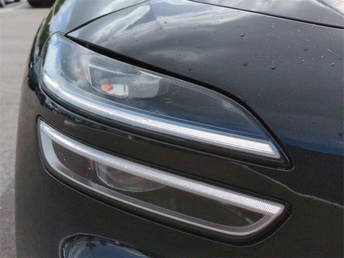 Certified 2025 Genesis G70 2.5T w/ Sport Prestige Package image 9