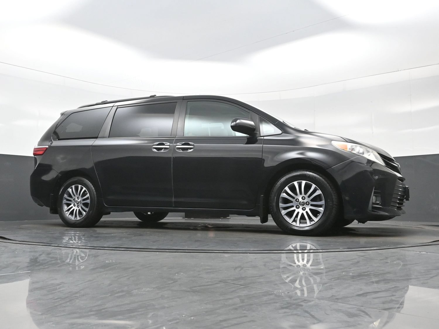 Used 2018 Toyota Sienna XLE Premium w/ Carpet Mat Package FWD image 36