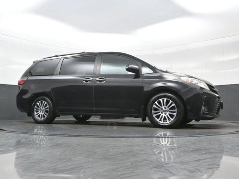 Used 2018 Toyota Sienna XLE Premium w/ Carpet Mat Package FWD image 36