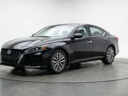 Used 2025 Nissan Altima 2.5 SV image 3