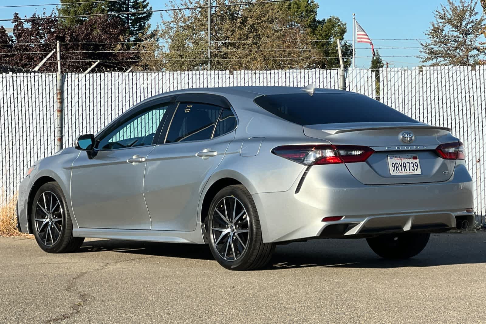 Used 2021 Toyota Camry SE FWD image 5