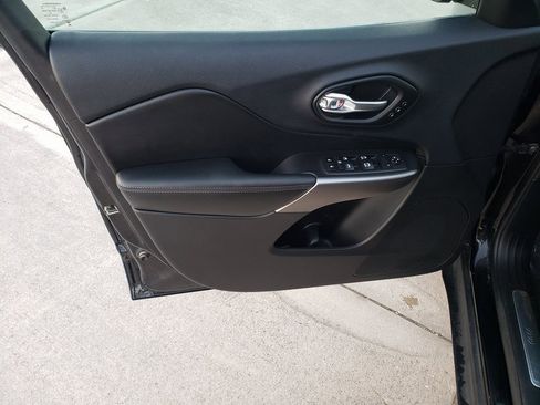 Used 2019 Jeep Cherokee Limited image 11