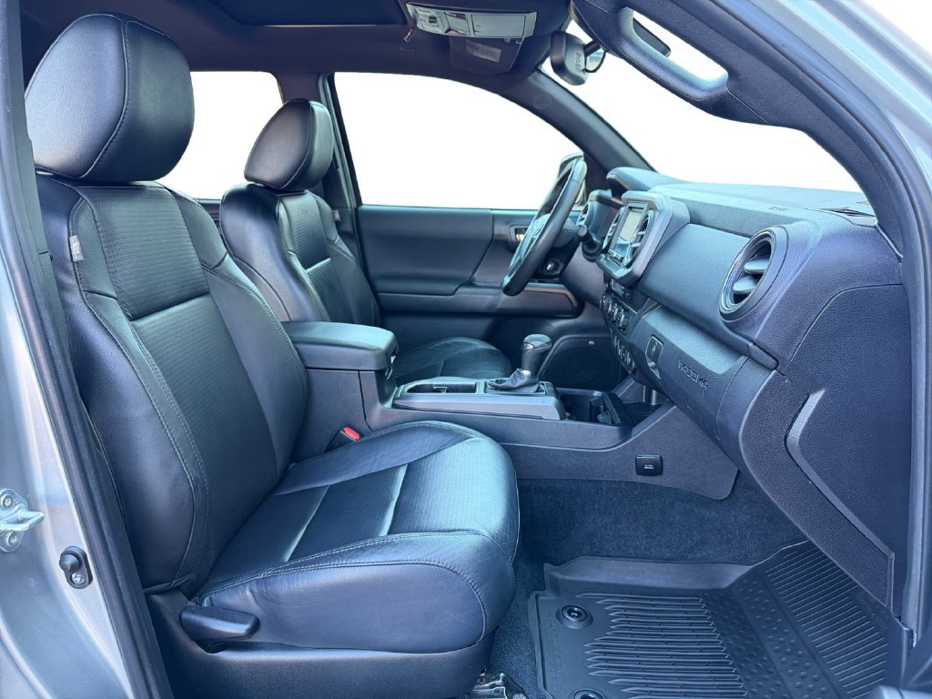 Used 2022 Toyota Tacoma TRD Sport w/ TRD Premium Sport Package AWD/4WD image 18