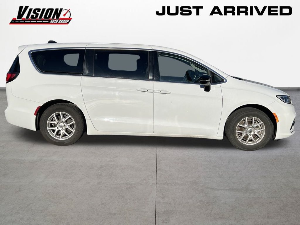 Used 2024 Chrysler Pacifica Touring-L FWD image 6