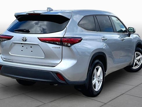 Used 2023 Toyota Highlander XLE AWD/4WD image 13