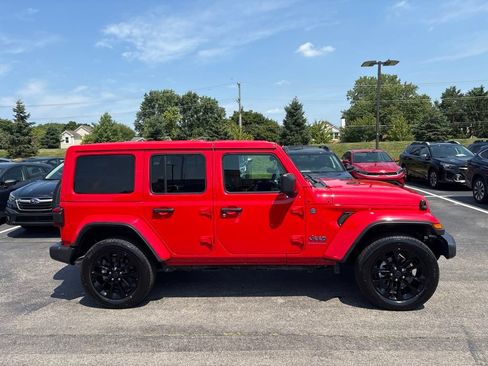 Used 2025 Jeep Wrangler Unlimited Sahara w/ Safety Group AWD/4WD image 2