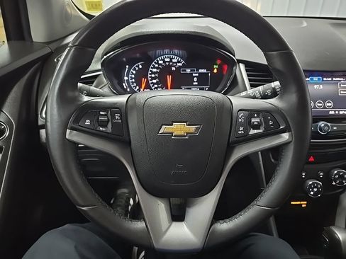 Used 2021 Chevrolet Trax LT w/ LT Convenience Package AWD/4WD image 18