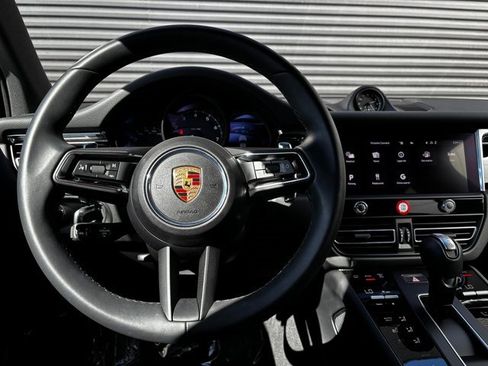 Certified 2025 Porsche Macan image 14