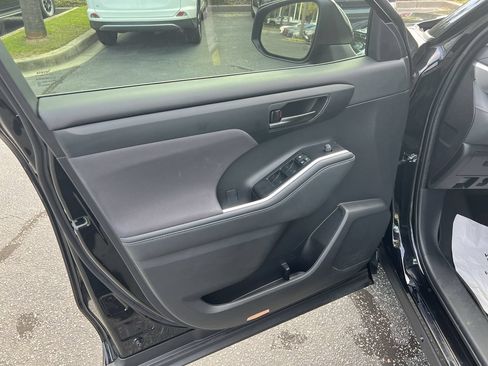 Used 2023 Toyota Highlander LE FWD image 14