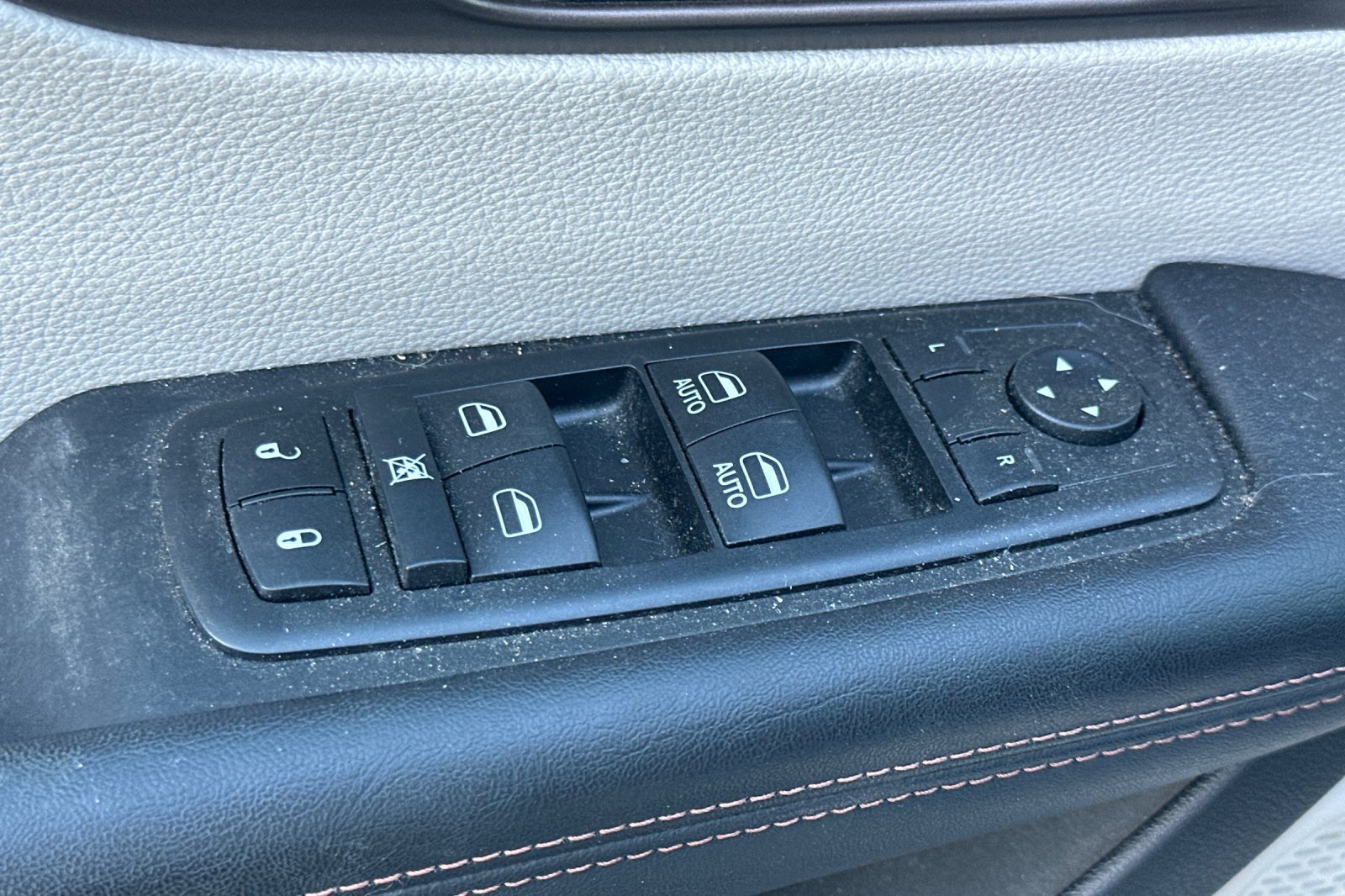 Used 2019 Chrysler Pacifica Touring-L w/ Advanced Safetytec Group FWD image 12