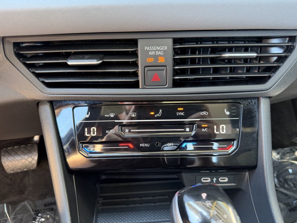 Used 2025 Volkswagen Jetta SE w/ Sunroof Package FWD image 24