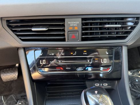 Used 2025 Volkswagen Jetta SE w/ Sunroof Package FWD image 24