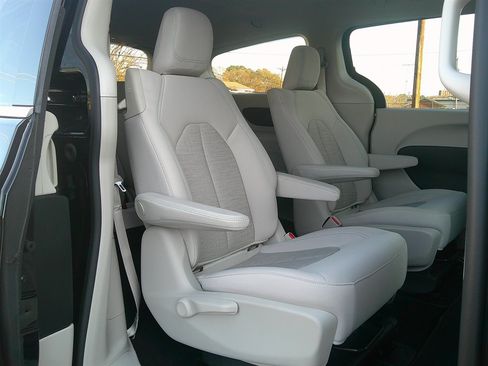 Used 2017 Chrysler Pacifica Touring Plus FWD image 22