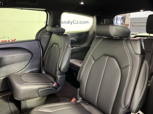 New 2026 Chrysler Pacifica Select image 28