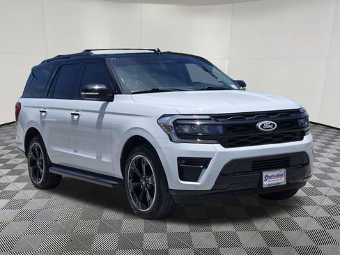 Used 2022 Ford Expedition XLT RWD image 2