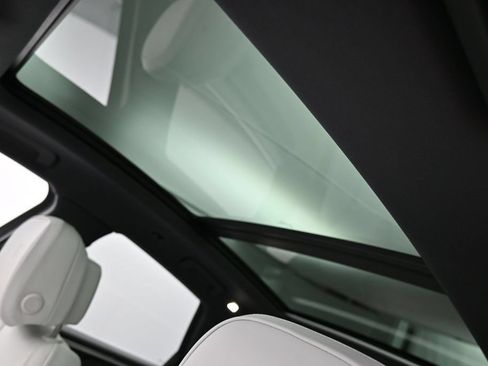 Certified 2025 Porsche Macan AWD/4WD image 11