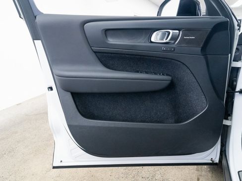 Used 2023 Volvo XC40 Recharge Ultimate image 17