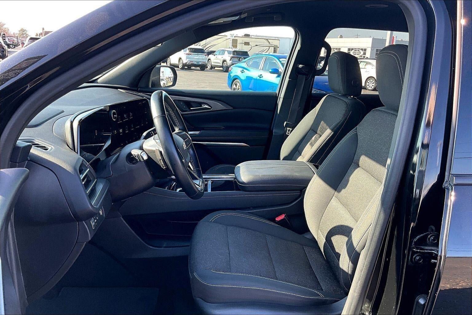 Used 2024 Chevrolet Traverse LT FWD image 16