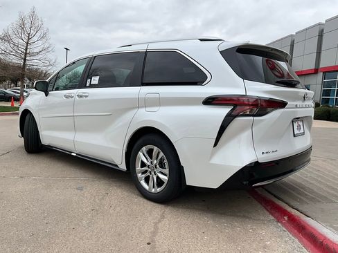 New 2026 Toyota Sienna Limited image 7