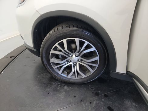 Used 2018 Mitsubishi Outlander ES AWD/4WD image 30