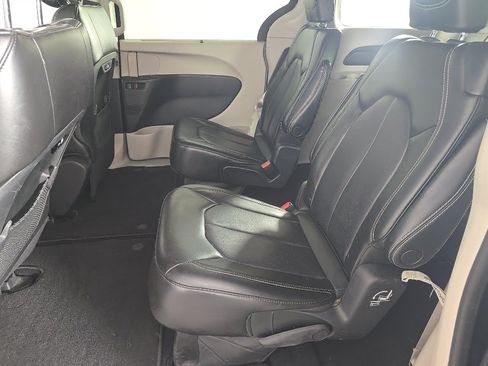 Used 2023 Chrysler Pacifica Touring-L FWD image 5