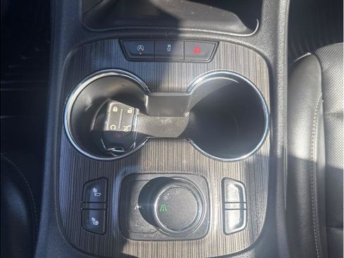Used 2023 GMC Acadia SLT FWD image 19