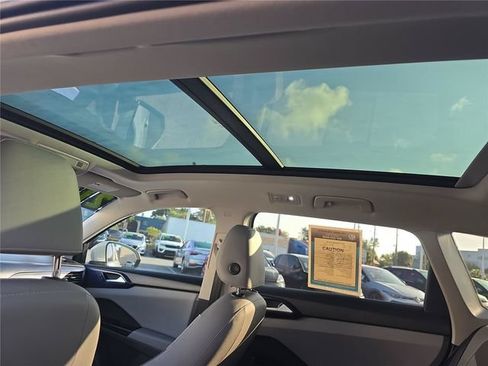 Used 2023 Volkswagen Taos SE w/ Panoramic Sunroof Package FWD image 23