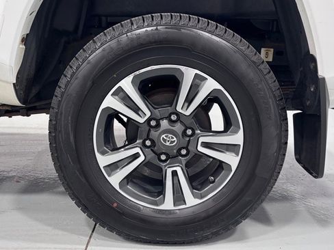 Used 2019 Toyota Tacoma TRD Sport AWD/4WD image 31