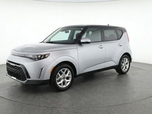 Used 2025 Kia Soul LX w/ LX Technology Package image 3