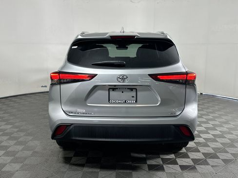 Used 2023 Toyota Highlander XLE FWD image 4