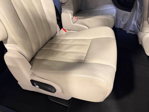 Used 2013 Chrysler Town & Country Touring-L w/ Driver Convenience Group image 17