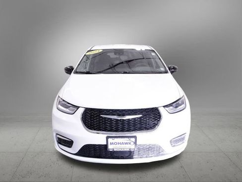 Used 2024 Chrysler Pacifica Touring-L image 10