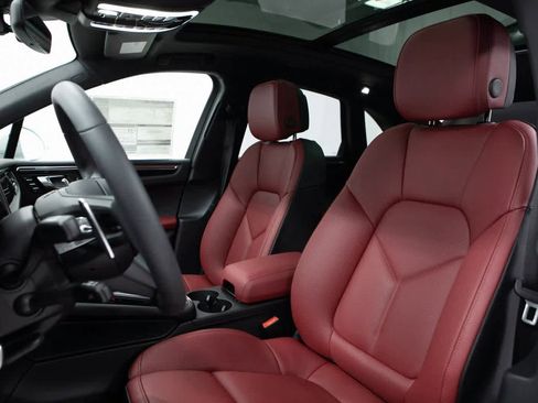 Certified 2025 Porsche Macan image 5