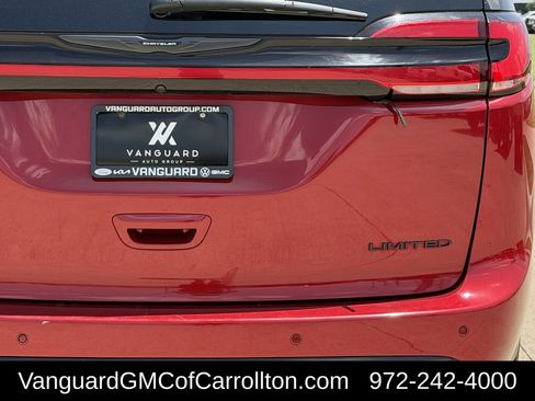 Used 2025 Chrysler Pacifica Limited FWD image 8