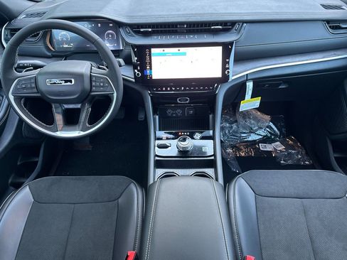New 2026 Jeep Grand Cherokee Altitude image 10