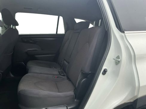 Used 2021 Toyota Highlander LE FWD image 13