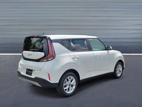 Used 2025 Kia Soul LX FWD image 3