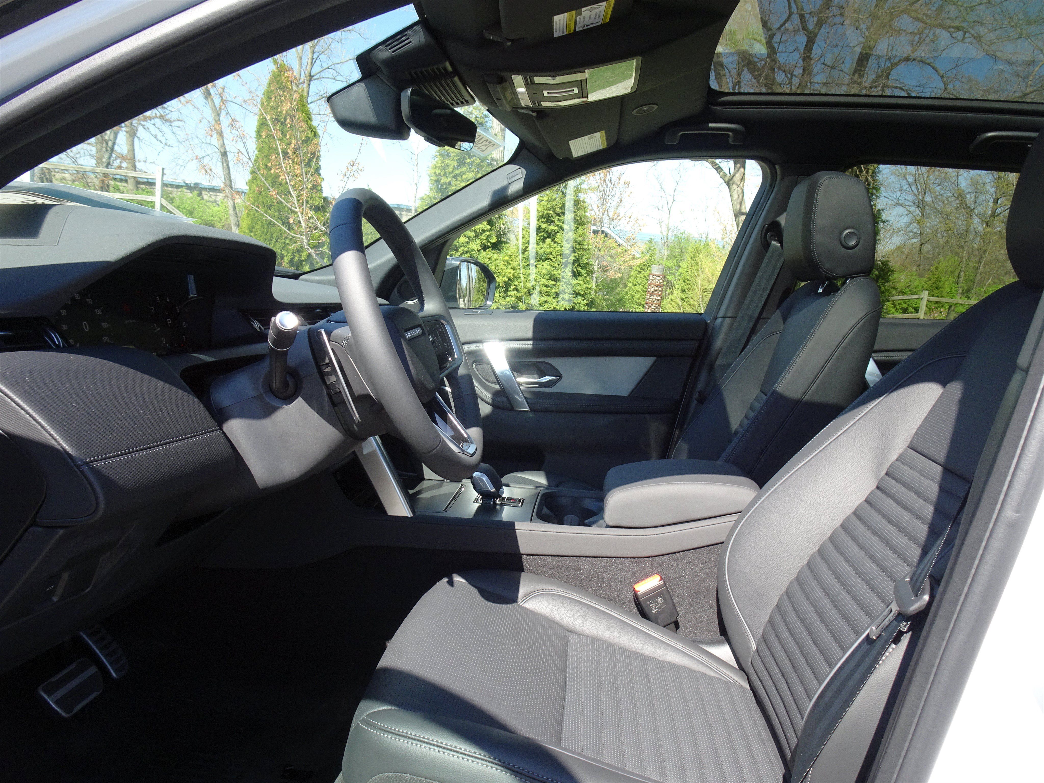 Certified 2025 Land Rover Discovery Sport Dynamic SE AWD/4WD image 16