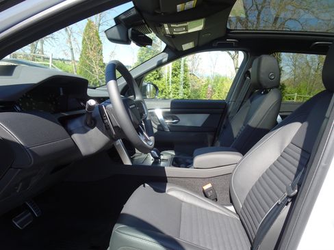 New 2025 Land Rover Discovery Sport Dynamic SE image 16