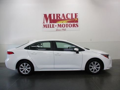 Used 2021 Toyota Corolla LE image 6