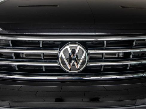 Certified 2024 Volkswagen Tiguan SE FWD image 8