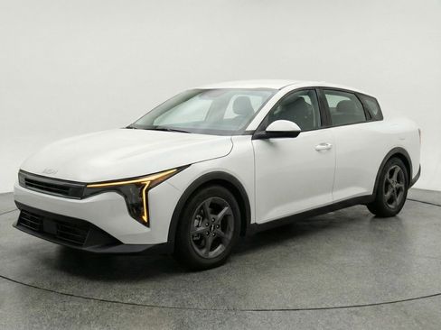 Used 2025 Kia K4 LXS image 3